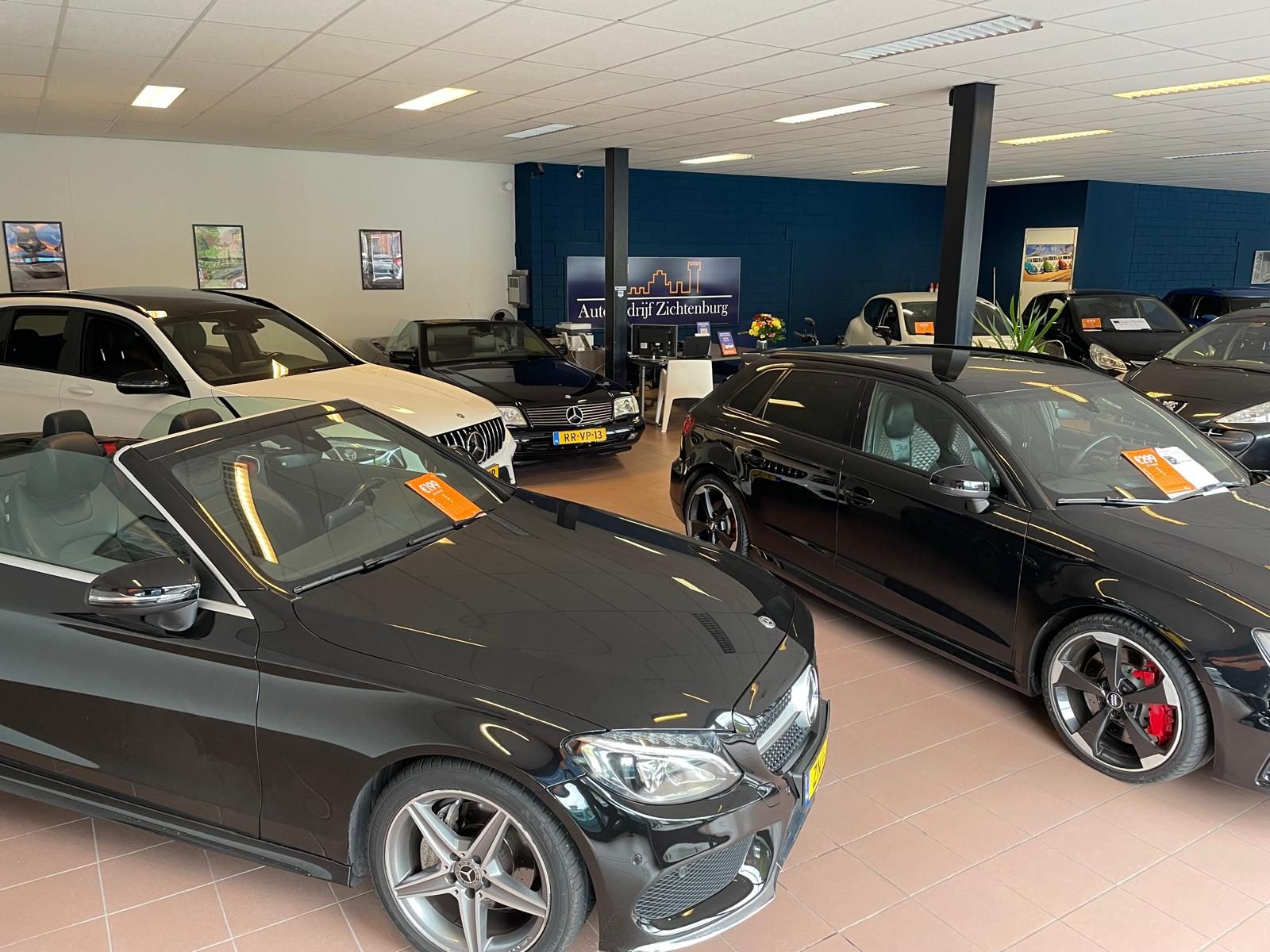 Occasions in de showroom van Autobedrijf Zichtenburg